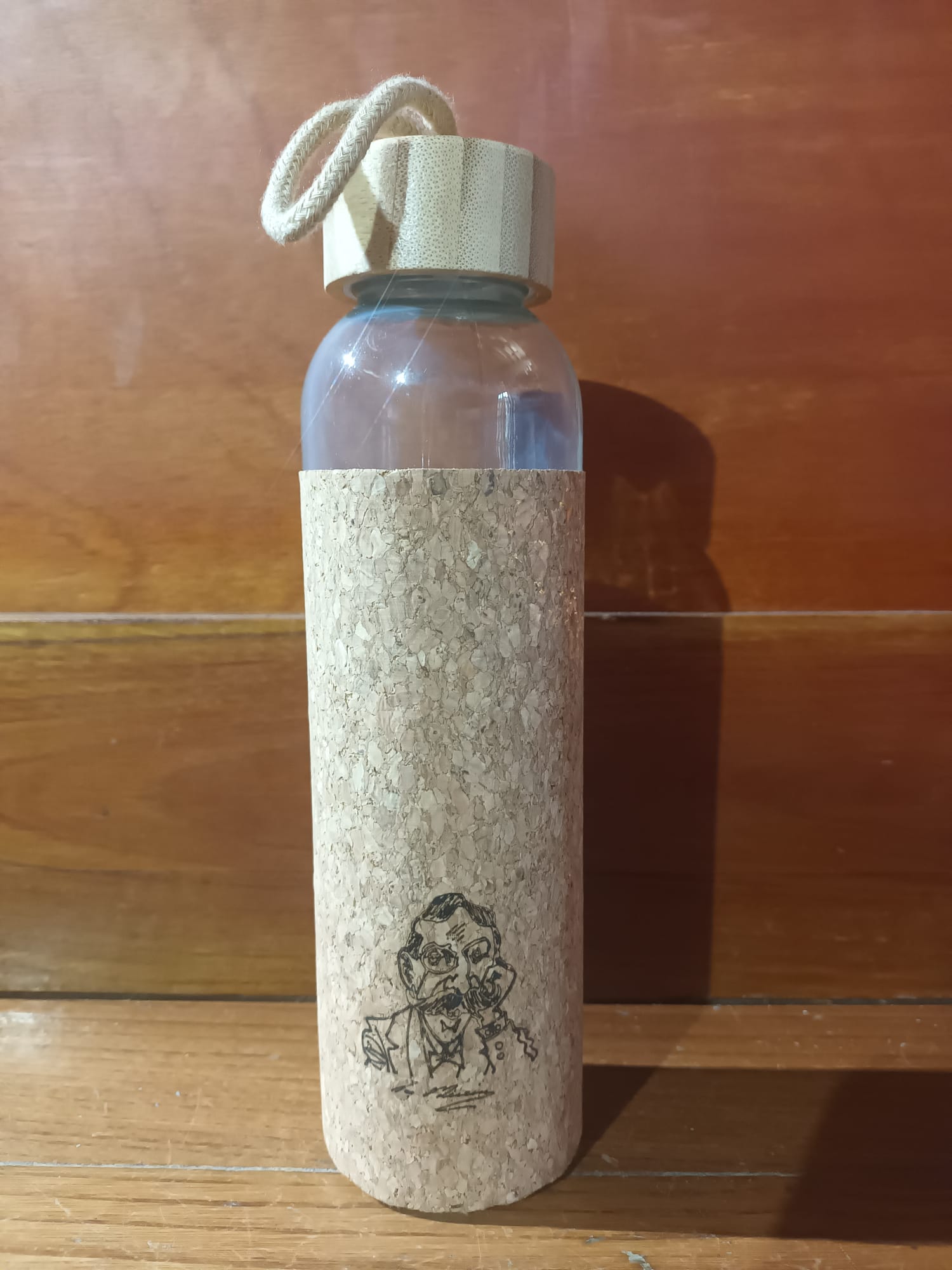 Garrafa de vidro com capa de cortiça